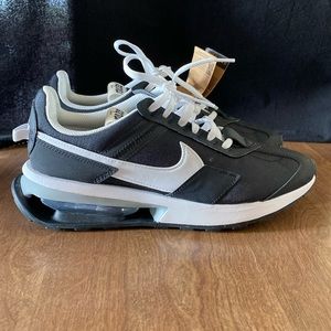 NWOT Nike women’s air max pre-day black and white sneaker size 8.5
